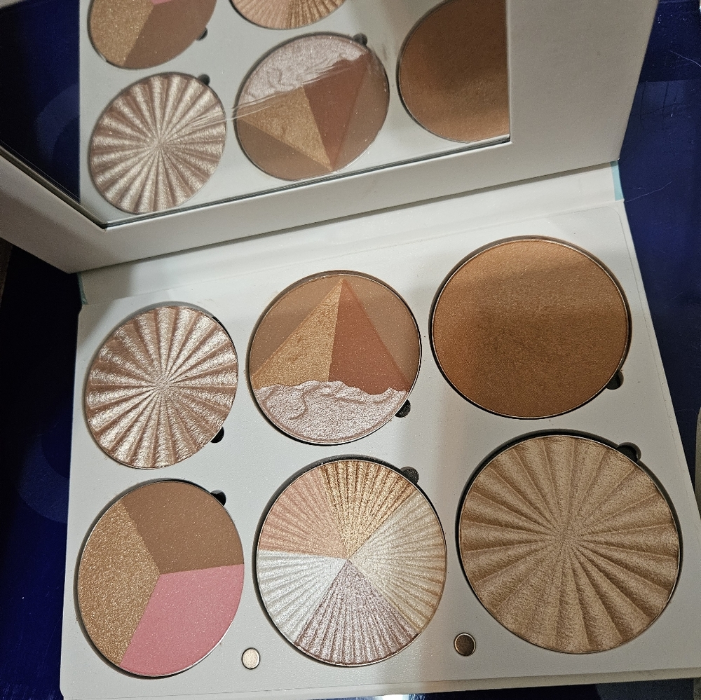 Ofra On the Glow bronzer and highlighter palette